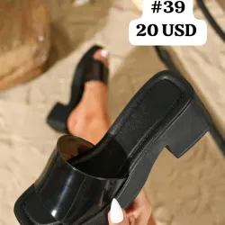 Sandalias descalzadas negras y transparentes 