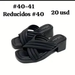 Sandalias negras de tacón cuadrado cruzadas arriba 