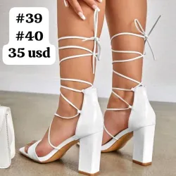 Tacones blancos altos de tacón cuadrado 