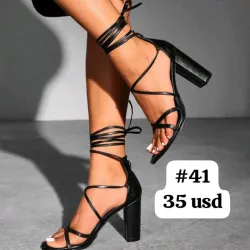 Tacones negros altos de tacón cuadrado 