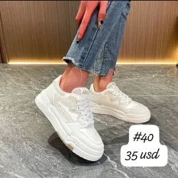 Tenis blancos y beige 