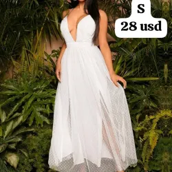 Vestido blanco con escote, espalda afuera y apertura en las piernas 