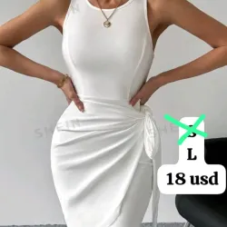 Vestido blanco corto con diseño de abrochado delantero 