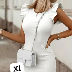 Vestido blanco corto de manguitas en forma de vuelo 