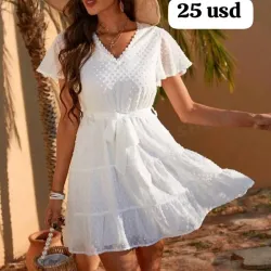 Vestido blanco de mangas cortas ,diseño de punto con su cinturón   