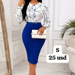 Vestido de mangas largas azul y blanco. No trae el cinto 