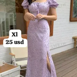 Vestido Lila largo abierto en una pierna con mangas de farol 