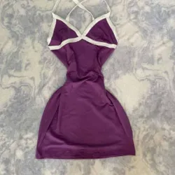 Vestido morado ajustado al cuerpo,de tirantes 