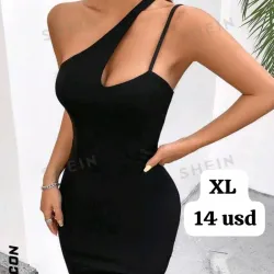 Vestido negro corto con apertura en la pierna 