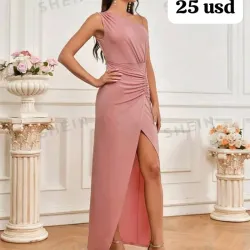 Vestido rosa largo con apertura en la pierna 