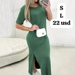 Vestido verde largo abierto en una pierna 