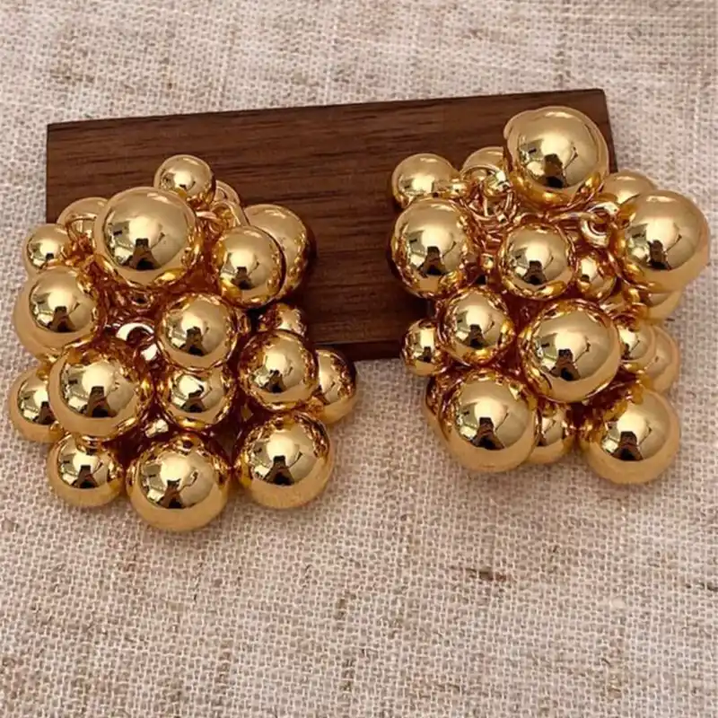Aretes de bolas doradas