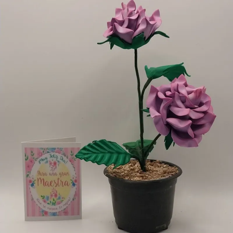 Maceta plastica con rosas de foami + postalita a eleccion