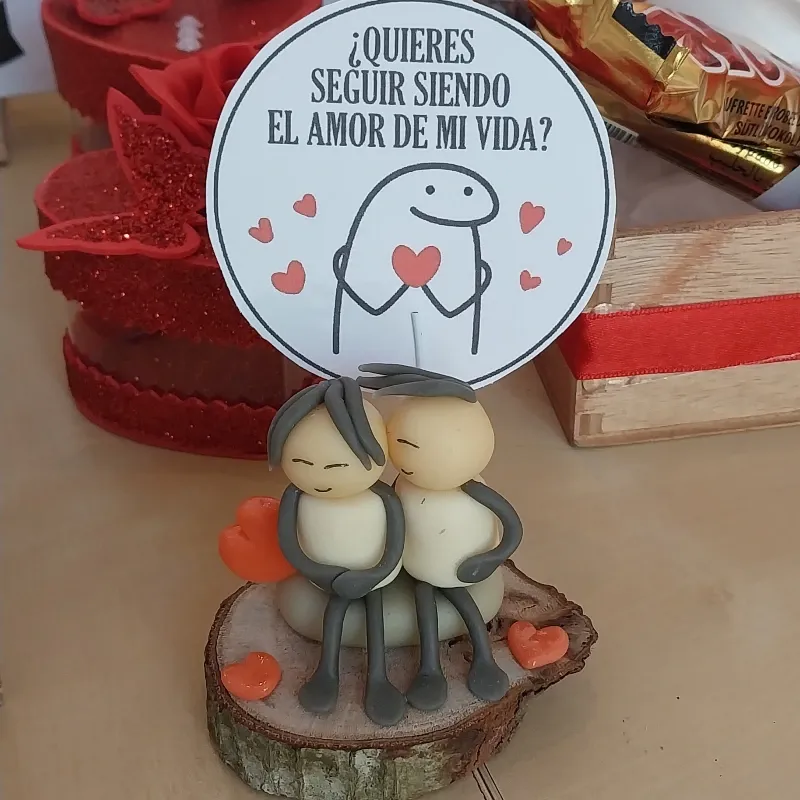 Pareja de novios con postal