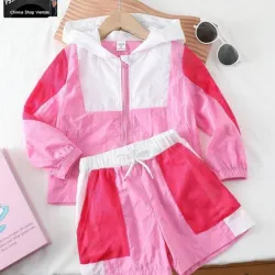 Juego de abrigo con capucha y short