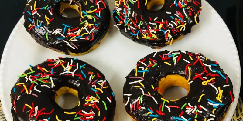 Donas de chocolate oscuro y grajeas 
