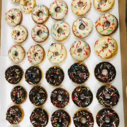 Mini donitas con cobertura de chocolate blanco y oscuro 
