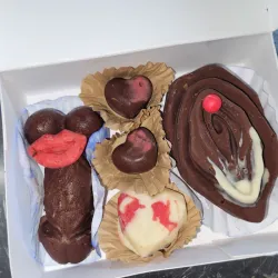 Penes y totas de chocolate rellenas