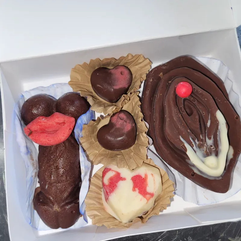 Penes y totas de chocolate rellenas