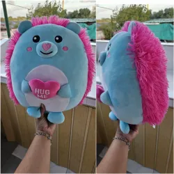 Peluche en forma de erizo.