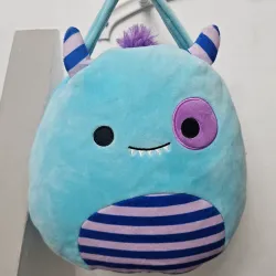 Peluchito en forma de bolsito.