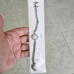 Pulsera de acero plateada.