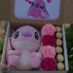 Caja con peluche Stitch