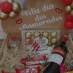 Caja con vino y dulces