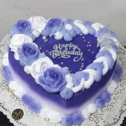 Corazón violeta con mariposa