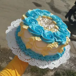 Cake con rosas azules y amarillo 