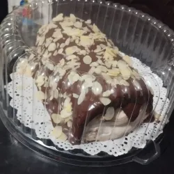 Brazo gitano relleno de nata y sachier milk