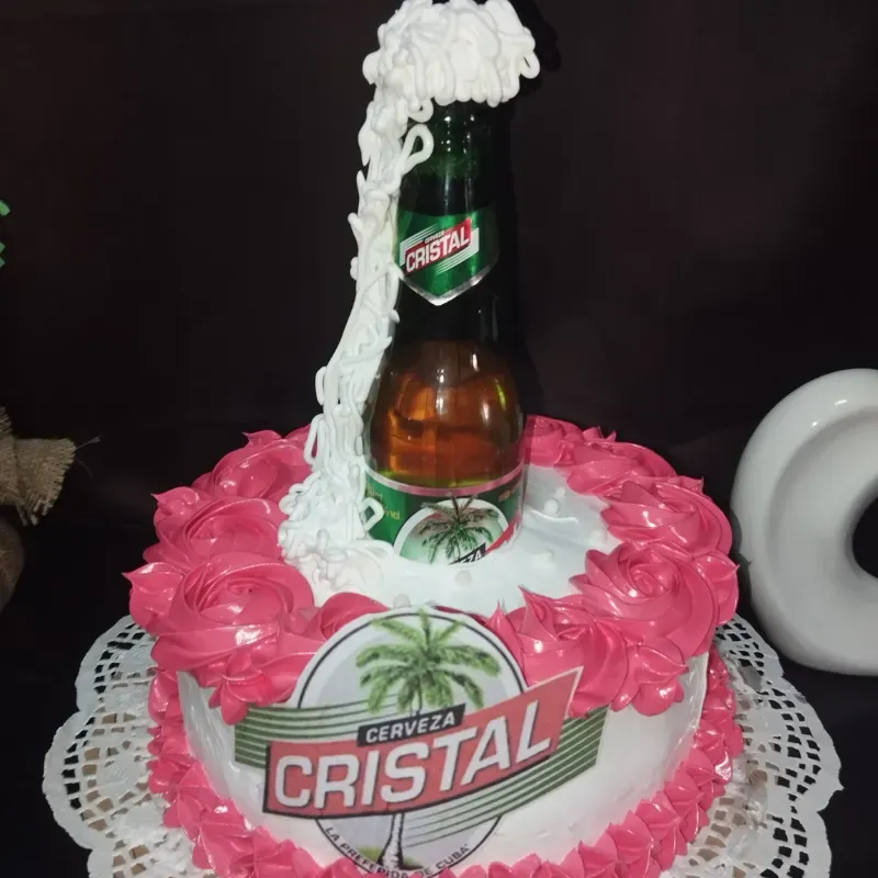 🎂 Cake Temático Cerveza Cristal – Edición Personalizada