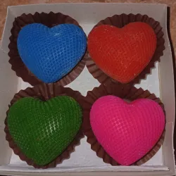 Caja de corazones de colores