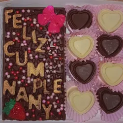 Tableta personalizada con bombones de chocolate semiamargo y blanco macizos