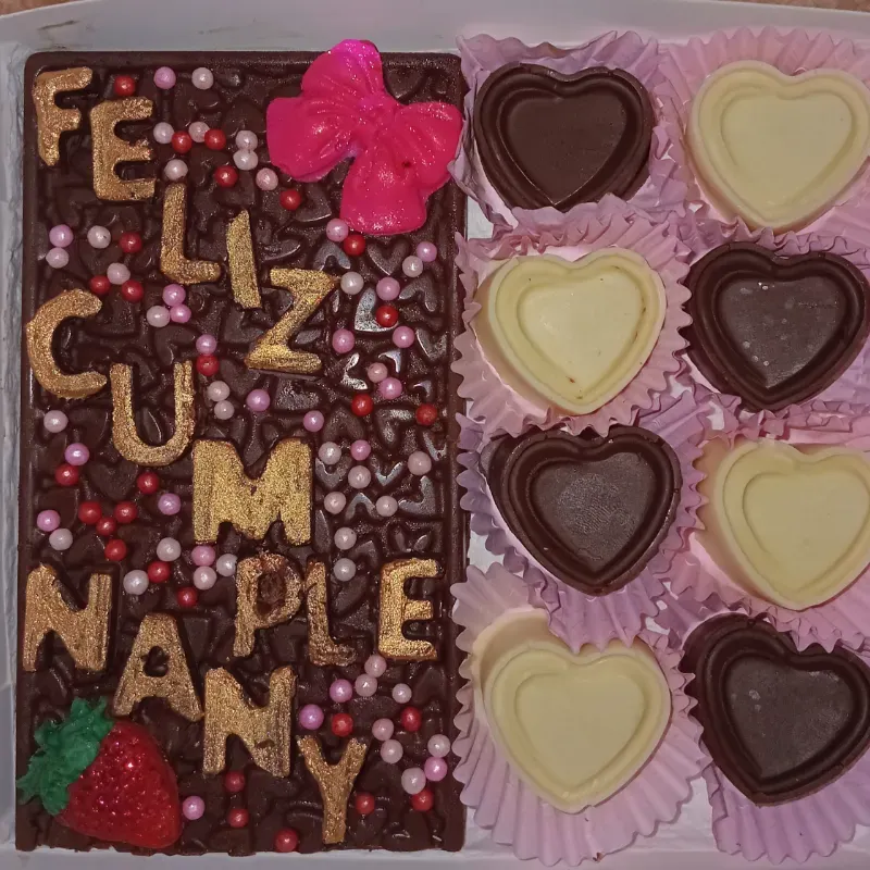 Tableta personalizada con bombones de chocolate semiamargo y blanco macizos
