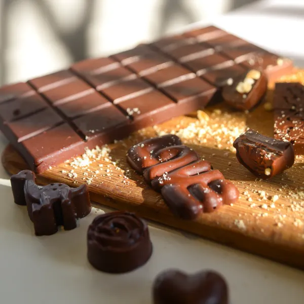 Somos Choka, una marca que convierte el chocolate en experiencia. Diseñamos cajas, retos, sorpresas y momentos pensados para conectar, reír y encender la chispa. Personalizamos tu expereriencia. 