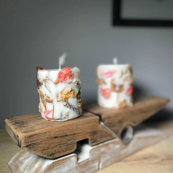 Diseñamos y ejecutamos murales y pinturas decorativas para hogares, negocios y espacios públicos.
Realizamos velas decorativas elaboradas con ceras vegetales y materiales orgánicos, diseñadas para aportar armonía , estilo y un toque natural a cualquier ambiente.