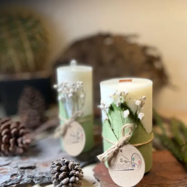 Diseñamos y ejecutamos murales y pinturas decorativas para hogares, negocios y espacios públicos.
Realizamos velas decorativas elaboradas  con ceras vegetales y materiales orgánicos, diseñadas para aportar armonía , estilo y un toque natural a cualquier ambiente.