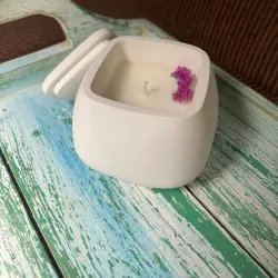 Vela Aromática en recipiente cuadrado.