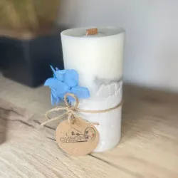 Vela de soja en base de cemento.