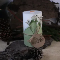 Vela de soja en base de cemento con adornos florales