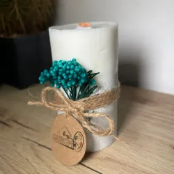 Vela de soja en base de cemento.