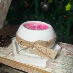 Vela de soja en recipiente redondo.