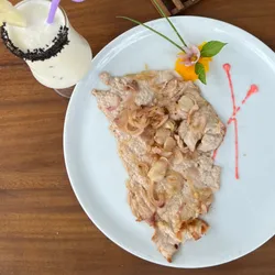 Bistec de cerdo encebollado 