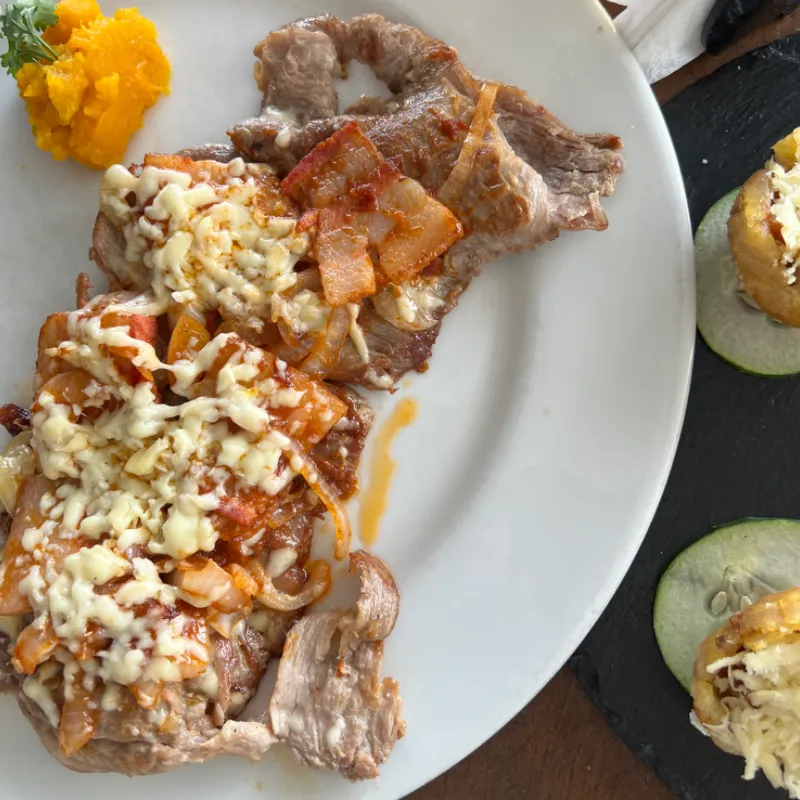 Bistec de cerdo gratinado  