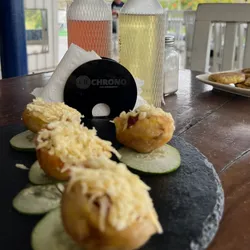 Tostones rellenos con tocineta 