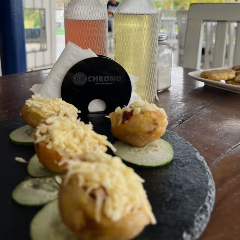 Tostones rellenos con tocineta 