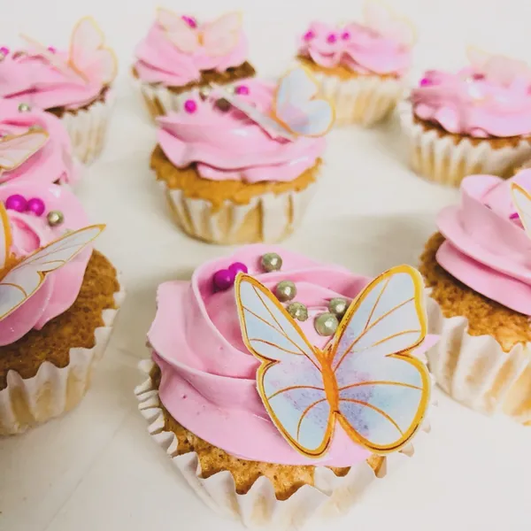 Bienvenidos a nuestro catálogo 😃🙌🏻, con nosotros encontrarás diversas ofertas para su celebración especial o simplemente para complacer al paladar de un delicioso dulce 🍰.
📌 Para Cake temáticos, de bodas y religiosos👇🏻
- Trabajamos por pedidos con 10 o más días de antelación.
📌 Para Cake simples sin temática y para combos cumpleañeros 👇🏻.
-Con 24 horas de antelación según la disponibilidad q tengamos.
🔎 Nos especializamos en realizar tortas Temáticas y personalizadas a gusto de cada cliente !!! Con nosotros tendrás esa torta espacial q tanto desea para cualquier celebración ❤️!!
📌 Importante 📌
Para hacer su pedido solo toque el signo ➕ q está a la derecha de cada producto y podrá completar su pedido , una vez q se envíe el pedido podrá personalizar, cambiar, agregar y detallar sobre lo q realmente desee, recalcar q usted puede tener cualquier temática q no esté en nuestro catálogo, solo pídala y se la recreamos !!!