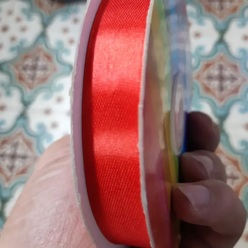 001- CINTA DE SATEN 1.5 CM ROJO 1 UNIDAD
