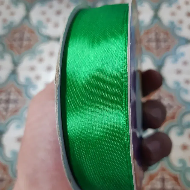 002- CINTA DE SATEN 2.5 CM VERDE 1 METRO